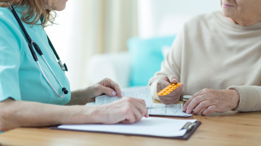  För att lättare kunna identifiera läkemedelsbiverkningar hos personer över 75 år har Socialstyrelsen tagit fram en checklista. Foto: Shutterstock